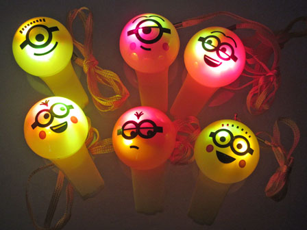 光るおもちゃ ミニオンズ 光る笛付ペンダント2|【堀商店】景品・販促品