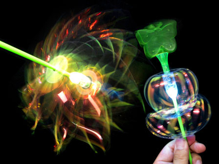 光るおもちゃ　光るくるくるハナビ棒のサムネイル画像