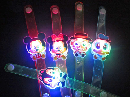 光るおもちゃ ディズニー光るダイカットブレスレット2 堀商店 景品 販促品 お祭り用品の激安販売