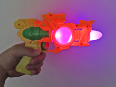 光るおもちゃ　光と音のコスミックガンのサムネイル画像
