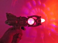 光るおもちゃ　光と音のブラスターガンのサムネイル画像