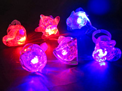 光るおもちゃ　光るオーロラリングのサムネイル画像