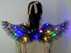 光るおもちゃ　光る悪魔の羽のサムネイル画像