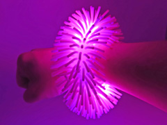 光るおもちゃ　光るふさふさブレスレットのサムネイル画像