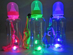 光る哺乳瓶ボトル（目盛り）ストラップ付きの画像